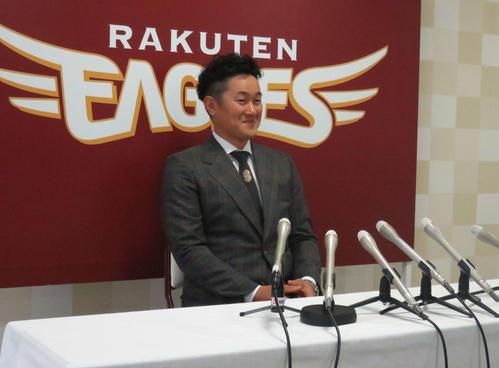 契約更改交渉を終え、会見で笑みを浮かべる楽天銀次（撮影・桑原幹久）