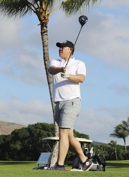 優勝旅行先の米ハワイでゴルフを楽しむ巨人の山口俊投手（共同）