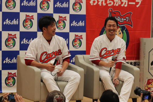 トークショーする広島石原（左）と長野（撮影・前原淳）