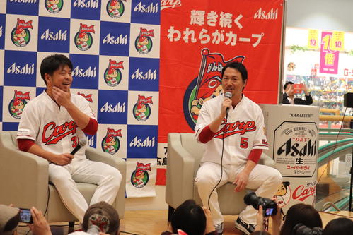 トークショーに参加した石原（左）と長野（撮影・前原淳）
