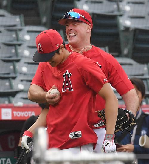 大谷に抱きつくボーア（2019年6月25日撮影）