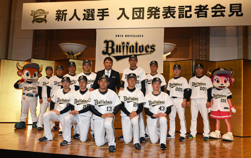 オリックス入団発表会見を行った1位宮城（前列左から3人目）ら（撮影・渦原淳）