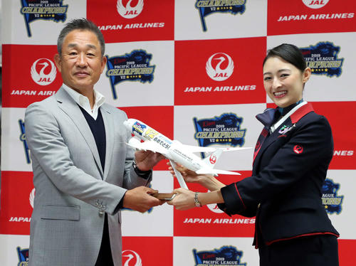 V2記念の模型飛行機を受け取る西武辻監督（撮影・鈴木正人）