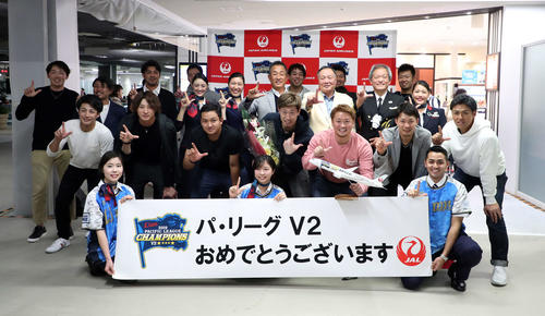 V旅行出発前にLのポーズで記念写真に納まる西武の選手たち（撮影・鈴木正人）