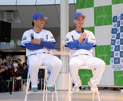 トークイベントに参加し笑顔を見せるDeNA浜口（左）と乙坂（撮影・鈴木正章）