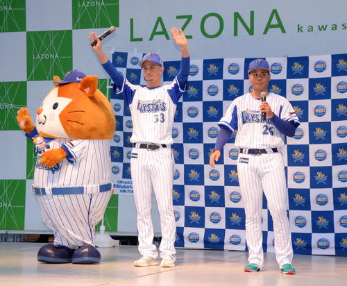トークイベントに参加し観客の声援に応えるDeNA乙坂（中央）と浜口（撮影・鈴木正章）