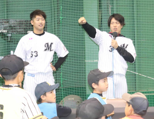 トークショーに参加した児童とじゃんけんをするロッテ三木（右）と種市（撮影・久永壮真）