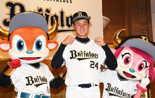 入団発表会見を終え笑顔のオリックス2位紅林弘太郎（撮影・渦原淳）
