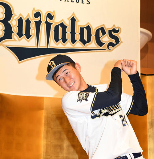 打撃フォームを披露するオリックス2位の紅林弘太郎（撮影・渦原淳）