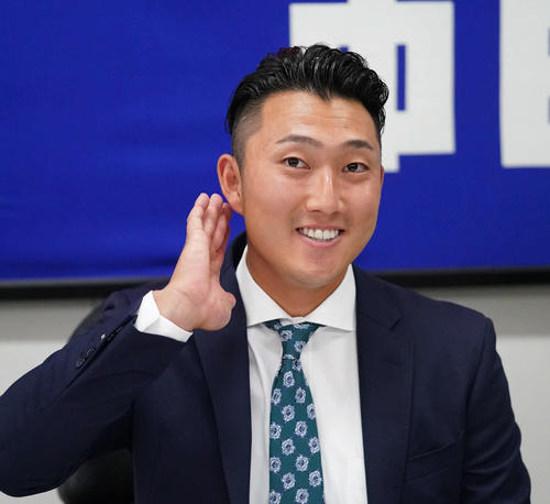 11月21日、契約更改を終え会見する藤嶋