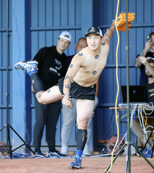 10日、ドライブライン・ベースボールの測定用マーカーを体に取り付け、動作解析を行う中日藤嶋