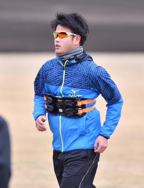 胸に“球速アップギプス”を着けてランニングする高橋遥（撮影・上田博志）