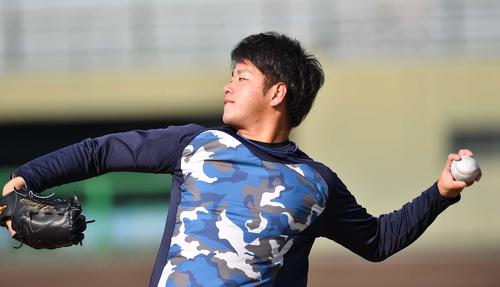 キャッチボールをして汗を流す高橋遥人（撮影・上田博志）