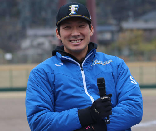 表彰式後、参加した中学生たちを前にトークをする日本ハム大田（撮影・山崎純一）