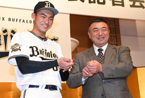 父大磨さん（右）とすしの握りを披露するオリックス育成1位の佐藤（撮影・渦原淳）