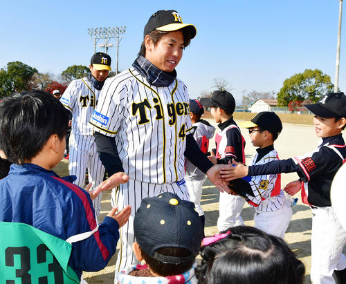 天理市での野球教室で参加者とタッチを交わす梅野隆太郎（撮影・清水貴仁）