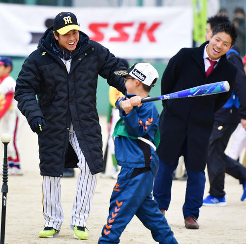 天理市で行われた野球教室で指導する梅野（撮影・清水貴仁）