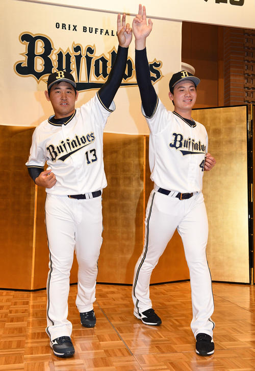 健闘を誓い合う1位宮城大弥（左）と4位前佑囲斗（撮影・渦原淳）