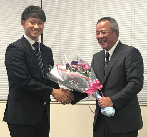 講演後、ヤクルト2位の吉田（左）から花束を受け取る履正社・岡田監督（撮影・古川真弥）
