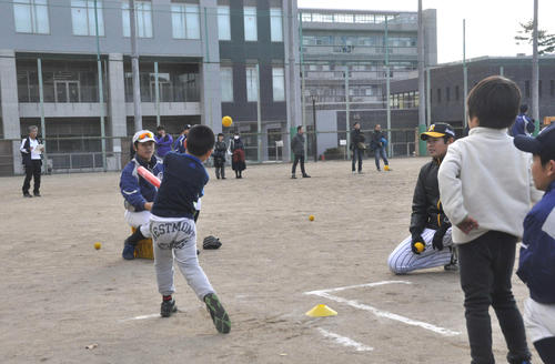 京大野球部とNPBの協力で開かれた野球教室で、京大ナインは子どもたちと楽しみながら野球の楽しさを教える。右は元阪神白仁田寛和氏