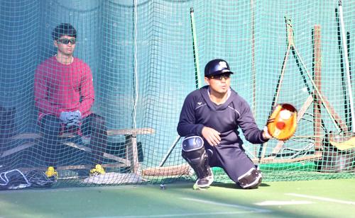 斎藤友貴哉の投球を後方から見る近本光司。捕手は小宮山慎二（撮影・上田博志）