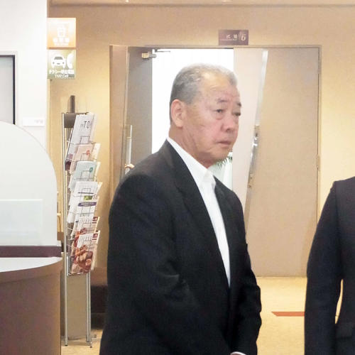 高井氏の通夜に参列した福本豊氏（撮影・堀まどか）