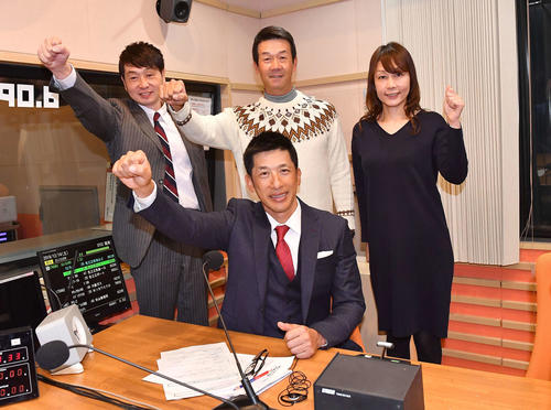 MBS「ベースボールパーク」に出演しトレードマークとなったガッツポーズを披露する矢野監督（手前）と、左から仙田アナウンサー、八木裕氏、豊永真琴さん（撮影・上田博志）