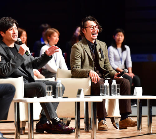 公開シンポジウム「若者が躍進する世界を目指して」で元ラグビー日本代表の大畑大介氏（左）と対談する鳥谷（撮影・清水貴仁）