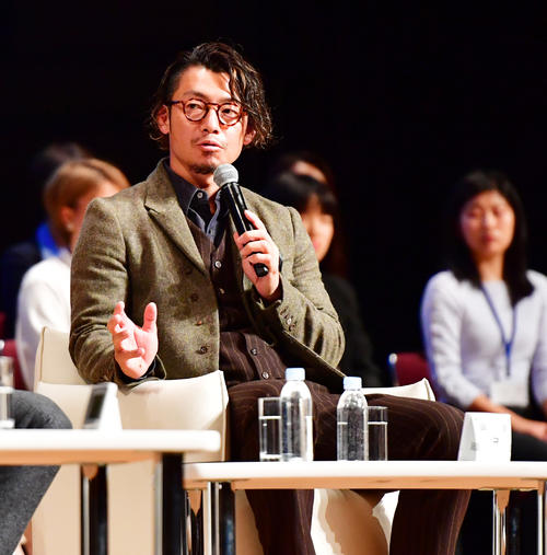 公開シンポジウム「若者が躍進する世界を目指して」で元ラグビー日本代表の大畑大介氏と対談する鳥谷敬（撮影・清水貴仁）