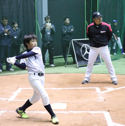 打撃練習を見守るロッテ井口監督（撮影・久永壮真）