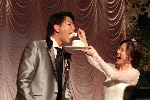 結婚披露宴を行った広島大瀬良（左）と真由夫人