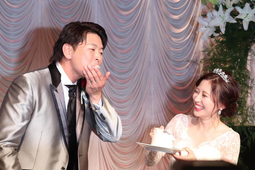 結婚披露宴を行った広島大瀬良（左）と真由夫人