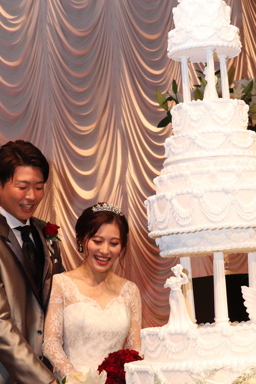 結婚披露宴でケーキ入刀する広島大瀬良（左）と真由夫人