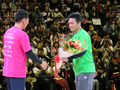 「嶋基宏とゆかいな仲間たち大運動会2019」で嶋に花束を渡しながら号泣する楽天則本昂（右）