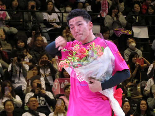 楽天での同僚則本昂、藤田から花束を渡され、涙をぬぐう嶋