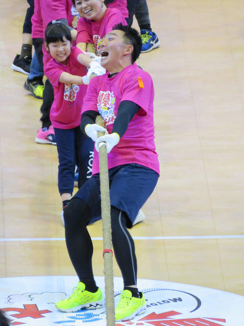 「嶋基宏とゆかいな仲間たち大運動会2019」の綱引きで奮闘する嶋基宏