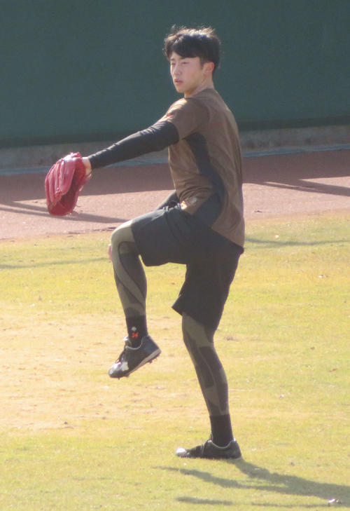 自主練習でキャッチボールを行う巨人直江（撮影・湯本勝大）