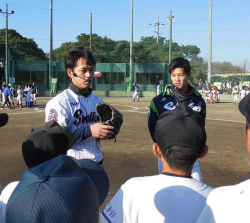 野球教室で質問に答えるヤクルト小川（左）と高橋（撮影・保坂恭子）
