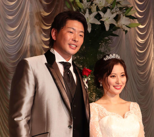 結婚披露宴を行った広島大瀬良と真由夫人