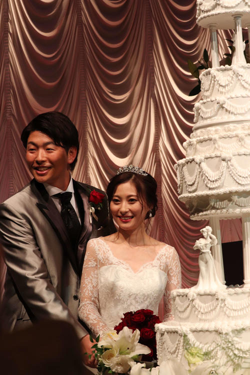 結婚披露宴でケーキ入刀する広島大瀬良（左）と真由夫人