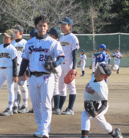 野球教室で小学生を指導するヤクルト小川（撮影・保坂恭子）