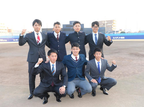 ナゴヤ球場でポーズを決める中日新入団選手たち。前列左から、岡野、石川昂、橋本。後列左から、郡司、岡林、竹内、松田（撮影・森本幸一）