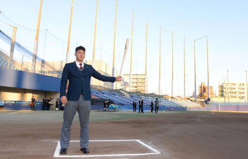 バットを手にナゴヤ球場の打席に入る中日石川昂（撮影・森本幸一）