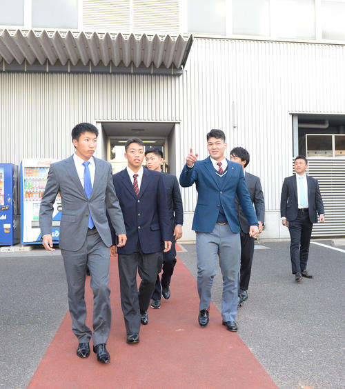 中日の球団施設を見学する、左から橋本、岡林、竹内、石川昂ら（撮影・森本幸一）