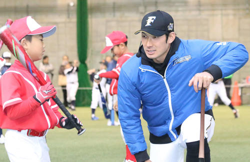 参加した小学生に視線を送る日本ハム大田（撮影・山崎純一）