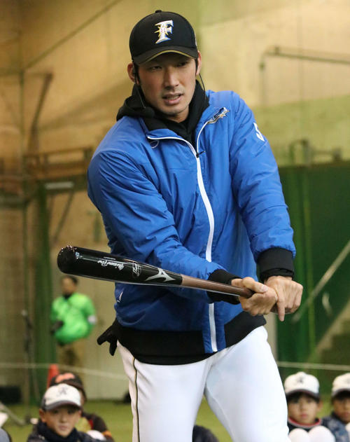 参加した小学生にアドバイスする日本ハム大田（撮影・山崎純一）