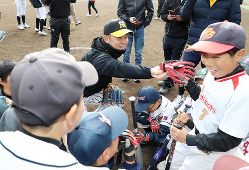 野球教室に参加し子どもたちの革手袋の臭いを確認する糸原（撮影・加藤哉）