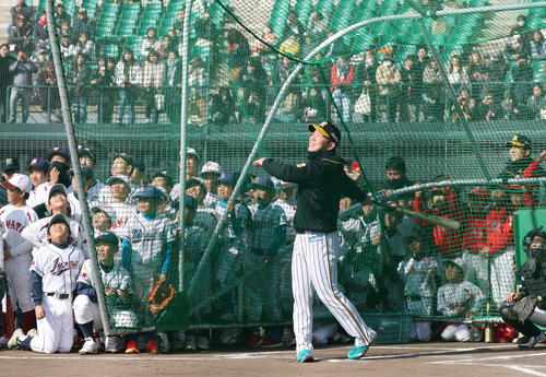 野球教室で子どもたちにバッティングを披露する糸原（撮影・加藤哉）