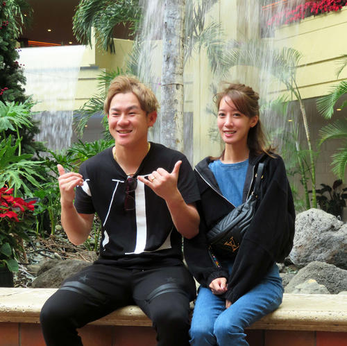 ソフトバンク牧原（左）は9月に結婚したばかりの妻仁美さんとハワイ日本一旅行を満喫中（撮影・山本大地）