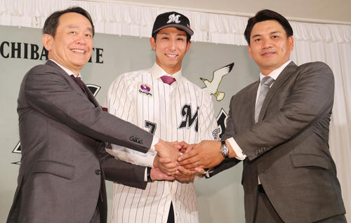 ロッテ入団会見で手を組み笑顔で写真に納まる福田（中央）と井口監督（右）と河合オーナー代行兼社長（撮影・垰建太）